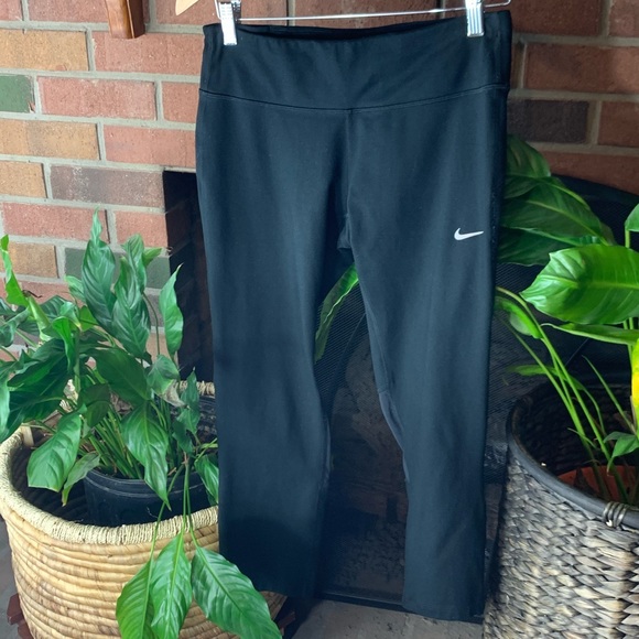 M Nike Dri-Fit black cropped fitness pants - Picture 2 of 8